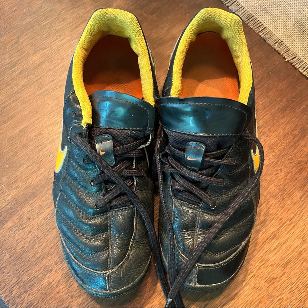 Nike men’s vintage T-3 turf soccer shoes